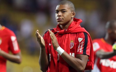 环球电竞讨论-阿拉巴与队友庆祝胜利时刻